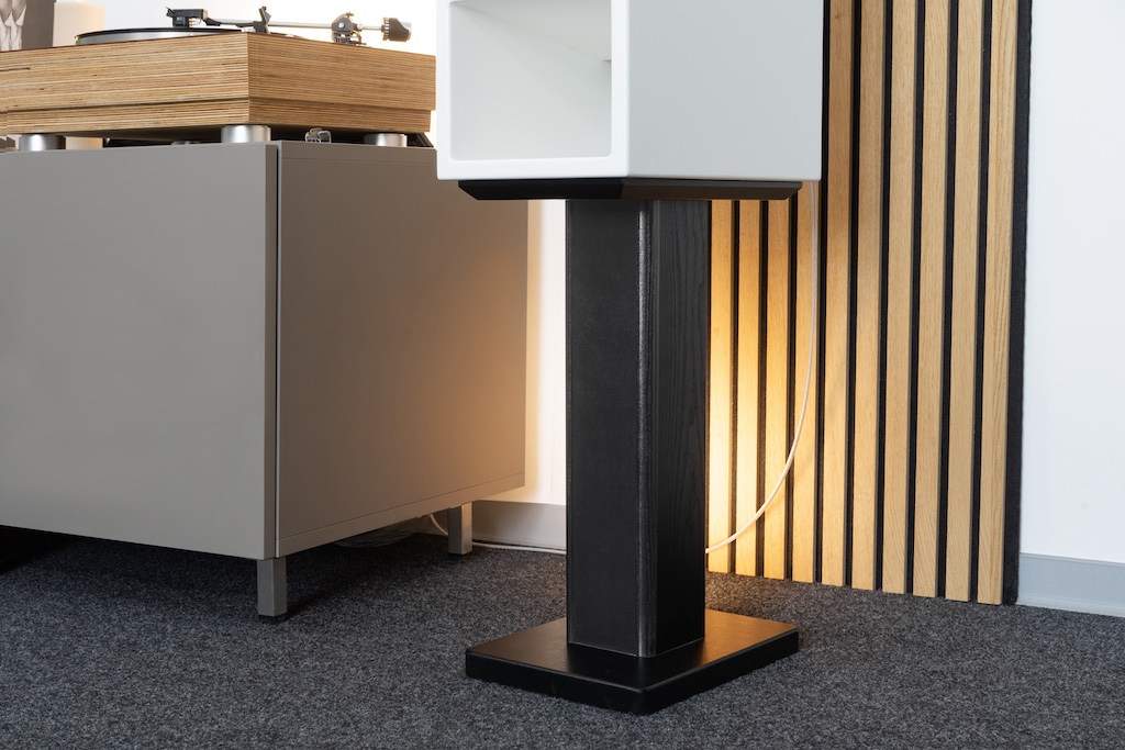 Die Pikulo wird mit Stativen geliefert. Das Rohr ist zugunsten maximaler Vibrationsresistenz mit Quarzsand gefüllt.