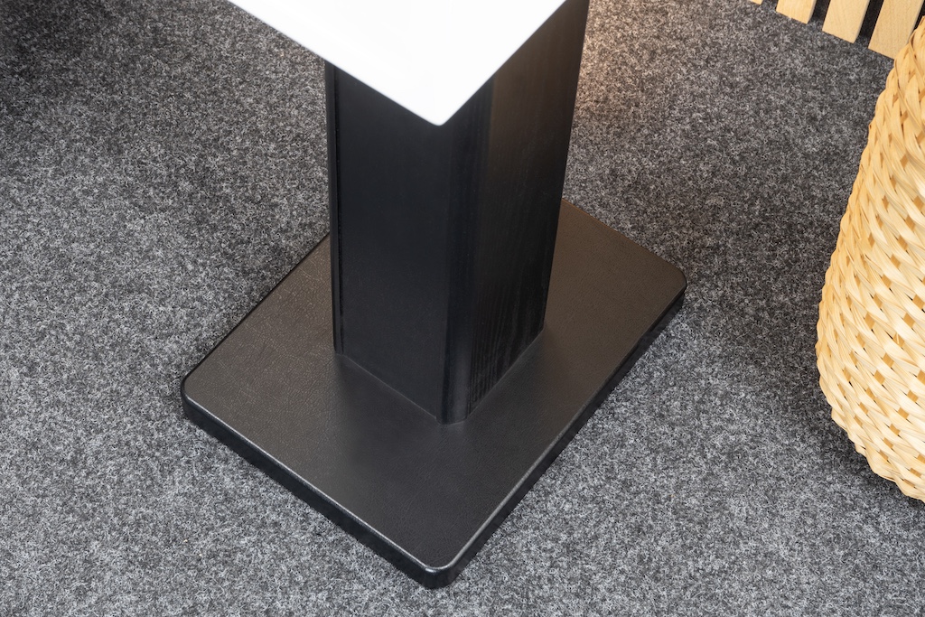 Die Bodenplatte bürgt für den sicheren Stand der Pikulo. Dank eingelassener Gewindebuchsen kann die bodenseitige Ankopplung auch über vier einschraubbare Spikes erfolgen.