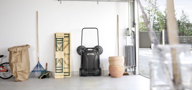 Bequem kehren mit der Kehrmaschine S 4 Twin Go!Further