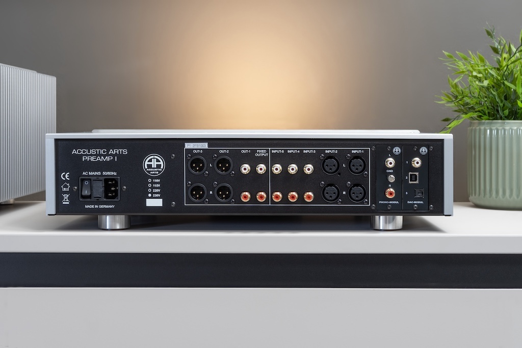 Aufgeräumte Vielfalt und Flexibilität: Der Preamp I punktet mit zahlreichen Ein- und Ausgängen und bietet mit den zwei rechts positionierten Modul-Slots die Möglichkeit eines Upgrades für den Betrieb eines Plattenspielers und/oder den Anschluss digitaler Komponenten.