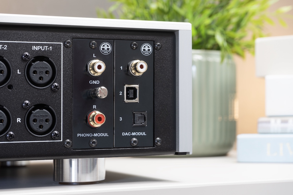 Hier ist der Preamp mit den beiden möglichen Modulen ausgestattet. Das Phono-Modul gestattet den Betrieb eines Plattenspielers mit MM- oder MC-System und bietet zudem einen Subsonic-Filter. Für die Einstellungen muss man den Einschub herausziehen und auf der Platine Jumper stecken. Das DAC-Modul bietet mit je einem optischen und elektrischen S/PDIF-Input sowie dem USB-Port drei digitale Schnittstellen. Via USB ist HiRes bis PCM 384 Kilohertz/32 Bit und DSD512 möglich. Der Modulbereich ist im Innern in einem eigenen Metallgehäuse untergebracht. So sind die Einschübe von der restlichen Verstärkerschaltung separiert und nochmals gegen Störeinflüsse geschirmt. Das dankt insbesondere die Phono-Vorstufe, die das sensible und schwache Signal vom Plattenspieler extrem verstärken muss.