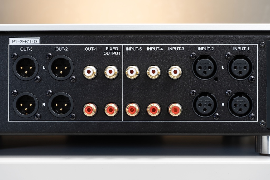 Eingangsseitig bietet der Preamp I zwei symmetrische und drei unsymmetrische Line-Inputs. Ausgangsseitig punktet er mit zwei symmetrischen und zwei unsymmetrische Line-Outputs. Davon ist einer als Fixed out realisiert, hier liegt das ungeregelte, also lautstärkeunabhängige Audio-Signal an – etwa für den Anschluss eines Aufnahmegeräts oder eines externen Kopfhörerverstärkers.
