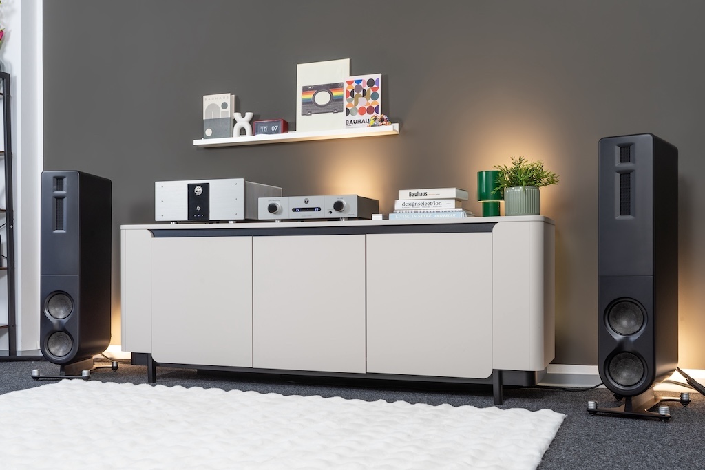 Der Preamp I im Hörraum. Hier verstärkt die Vorstufe mit dem perfekt passenden Endstufen-Partner, dem Accustic Arts Amp I. Als Lautsprecher dienen die FR10 aus PS Audios Aspen-Reihe.