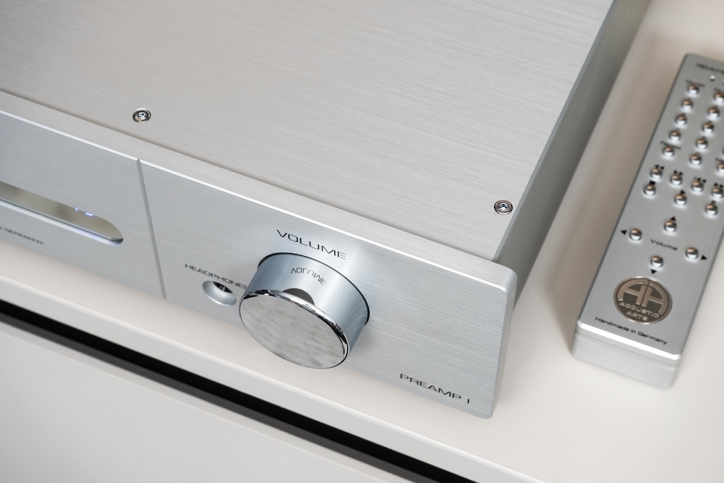 Die ein Zentimeter starke Frontplatte, die massive Oberseite und die dickwandigen Wangen bestehen aus fein gebürstetem und edel eloxiertem Aluminium. Unser Modell ist in Silber belassen, alternativ ist die Eloxierung in Schwarz ausführbar. Überdies können die Bedienknöpfe, die Medaille, die Füße und auch die Schrauben vergoldet statt verchromt werden.