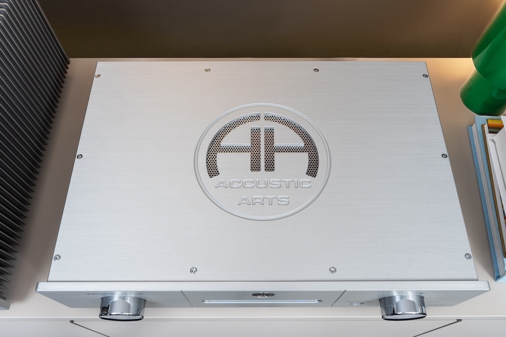 Die Oberseite ziert sauber gefräst und graviert das attraktive Logo von Accustic Arts. Dieses Design ist ein Hingucker bei jedem Verstärker der Manufaktur und trägt maßgeblich zum hohen Wiedererkennungswert bei.