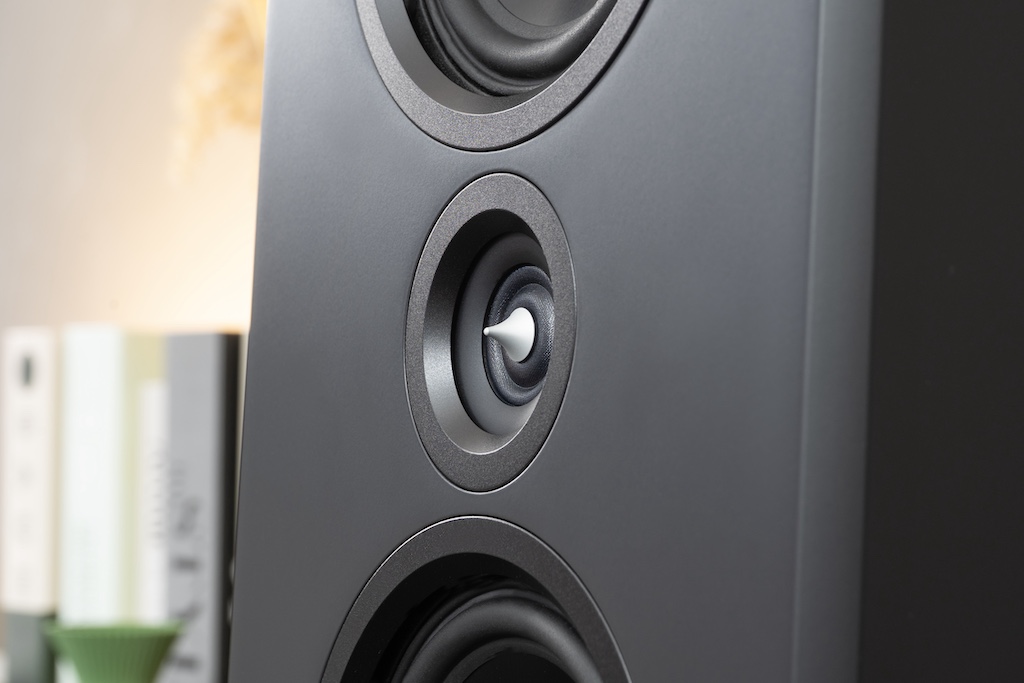 Im Hochton setzt Inklang erstmals auf einen Ring-Radiator. Er ermöglicht ein Schallwandlung bis hin zu stratosphärisch hohen 40 Kilohertz.