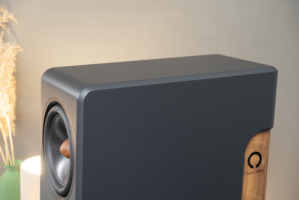 Mit der umlaufenden Fase und dem sanft gerundeten Übergang von der Schallwand zur Oberseite ist die Ceterra 70R Black Edition sofort als Inklang-Lautsprecher erkennbar.