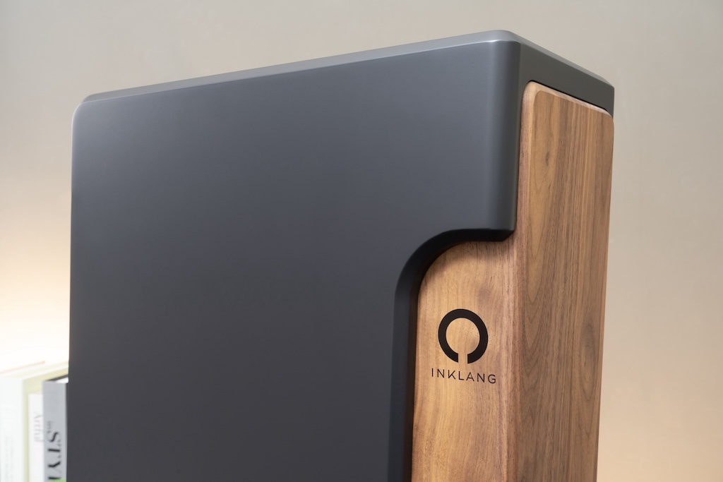 Die Ceterra 70R Black Edition punktet mit ihrem edlen, in dunklem Anthrazit gehaltenen Satin-Finish und der in geöltem, herrlich gemasertem Walnussholz realisierten Rückseite. Sie reicht dank der seitlichen Aussparungen bis in die Wangen hinein.