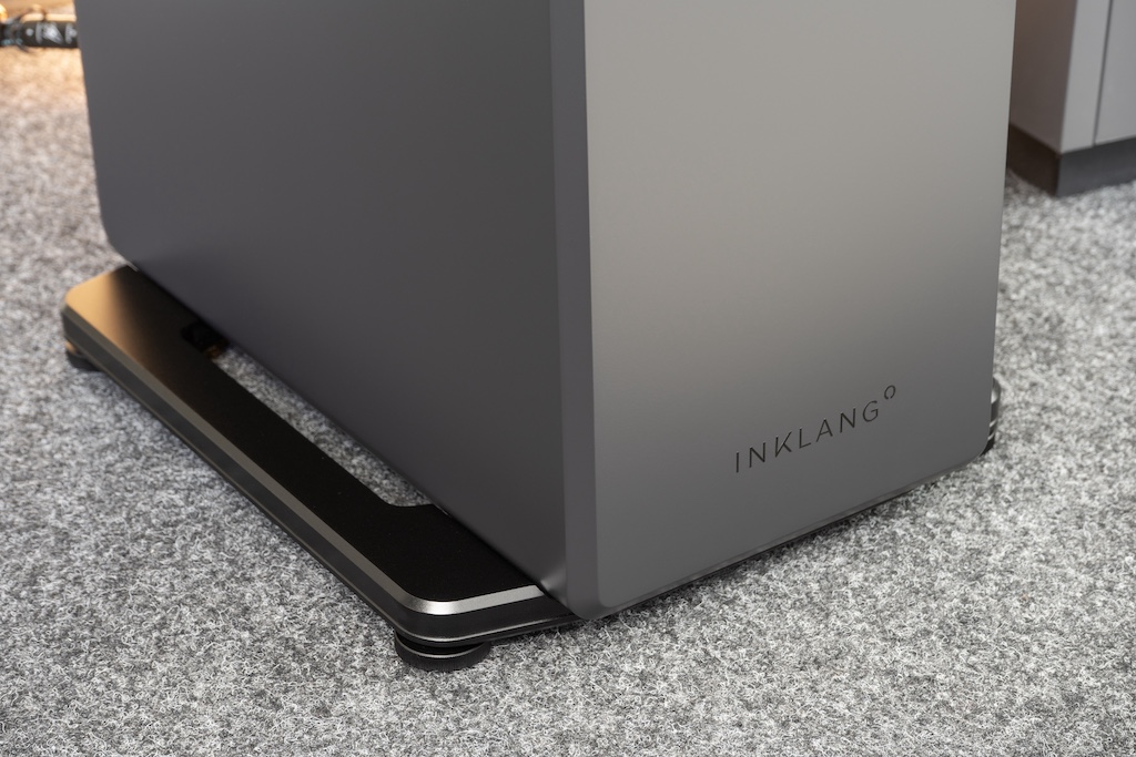 Der Sockel sorgt für die Standfestigkeit und lässt den Korpus scheinbar schweben. Bei diesem Vorab-Versionist der Lautsprecher noch mit Rändelfüßen versehen, das reguläre Modell ist mit Spikes samt Untertellern ausgestattet.