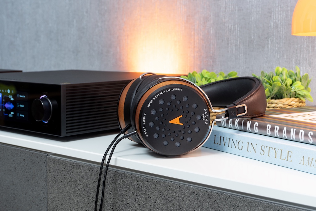 Der Hingucker sind die attraktiv angeordneten Durchbrüche der Abdeckungen und das kupferfarben leuchtende Logo. Es zeigt den stilisierten Kopf einer Ziege, sie ist das typische Tier von Mallorca, der Herkunft der mallorquinischen Manufaktur Palma Audio.