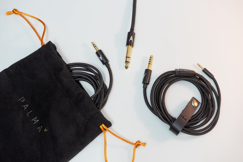 Palma liefert zum Kopfhörer gleich drei Kabel, die hin zum Verstärker mit verschiedenen Steckern konfektioniert sind: ein unsymmetrisches 1,2 Meter langes Kabel mit kleinem Klinkenstecker, ein unsymmetrisches 2,8 Meter langes Kabel mit großem Klinkenstecker und ein symmetrisches 1,2 Meter langes Kabel mit Pentaconn-Stecker. Auch dieser Zubehörreichtum unterstreicht die Hochwertigkeit des Kopfhörers.