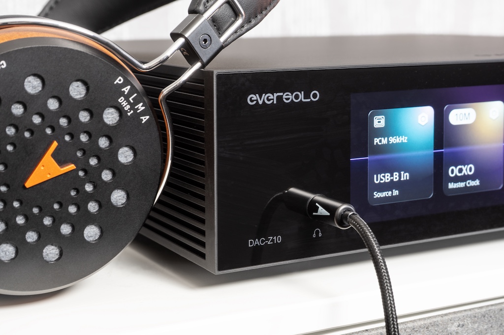 Hier spielt der DHS-1 stationär am Eversolo DAC-Z10. Dank seines hohen Schalldruckpegels sowie seiner geringen Induktivität und Impedanz empfiehlt er sich aber auch für den mobilen Einsatz.