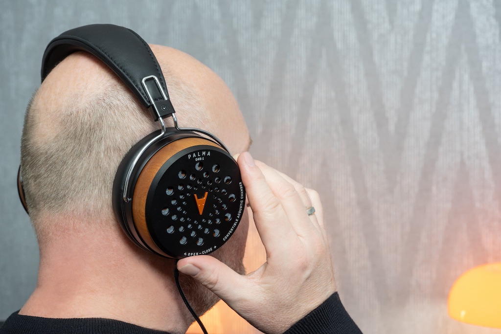 Schneller und einfacher geht’s nicht: Mit einem Dreh an jeder Muschel verwandelt sich der DHS-1 von einem geschlossenen in einen offenen Kopfhörer.