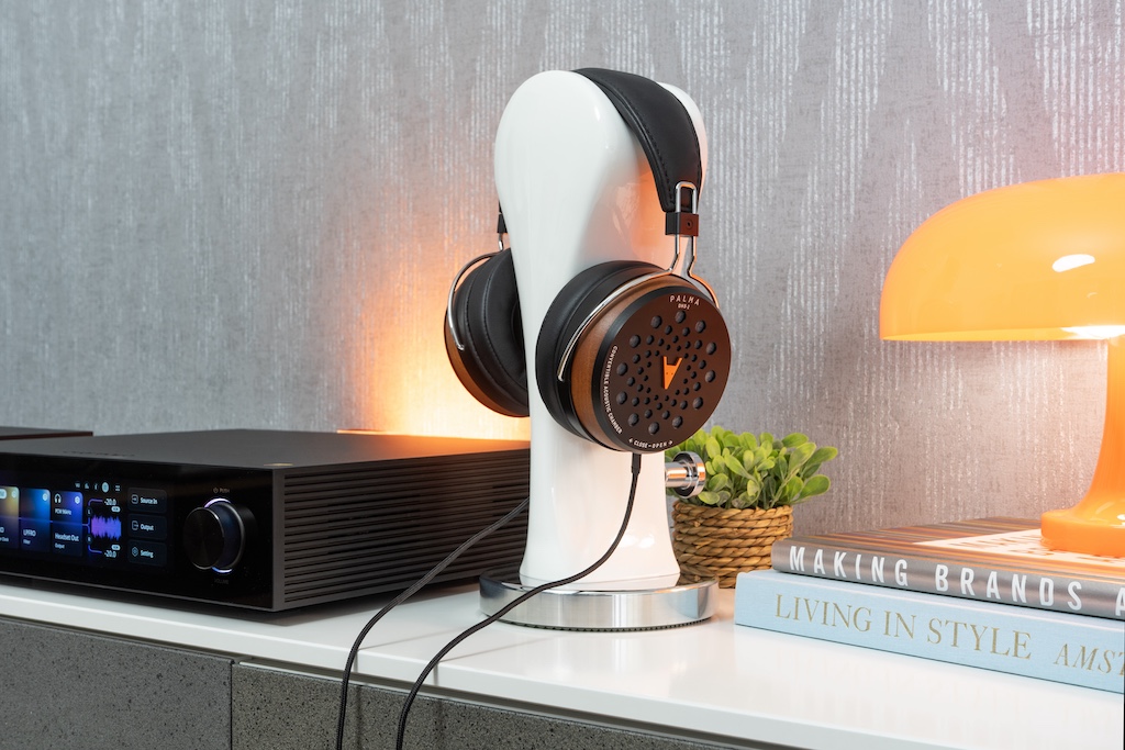 Edelholz und Lammleder, Aluminium und Stahl: Der DHS-1 besteht durchweg aus hochwertigen Materialien. Deshalb bringt er auch knapp 500 Gramm auf die Waage. Dank des hohen Tragekomforts macht sich dieses Gewicht auf dem Kopf aber nicht bemerkbar.