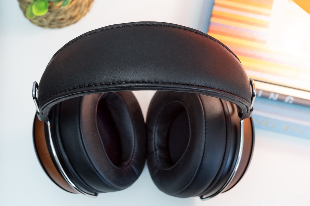 Das Kopfband ist mit wunderbar weichem, feinen Lammleder überzogen. Im Verbund mit der Flexibilität des Bügels ermöglicht er ein komfortables Tragen des Kopfhörers.