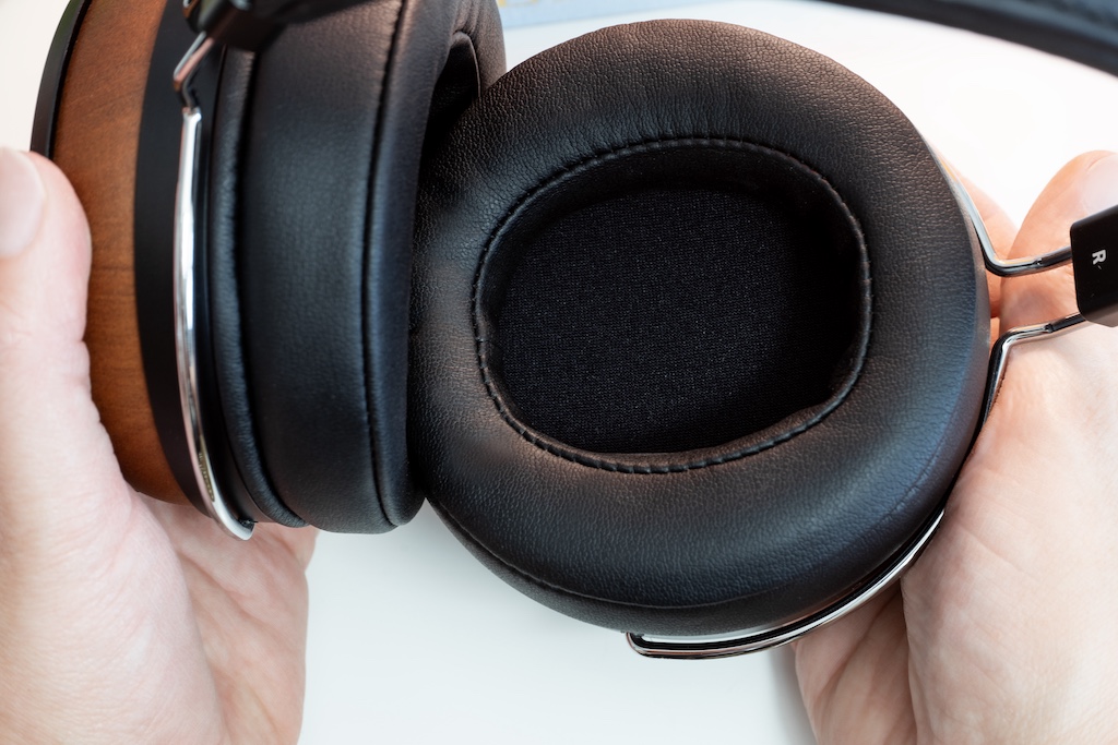 Die Polster der Ohrmuscheln sind ebenfalls in feinem Lammleder gehalten. Zusammen mit der weichen Memory Foam-Füllung der Kissen schmiegen sich diese Polster geschmeidig an den Kopf an.