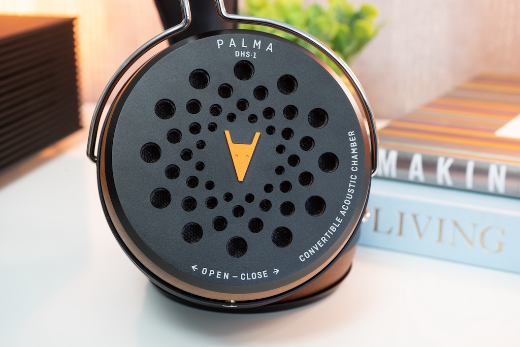 Die Abdeckungen der Muscheln sind drehbar. So wechselt man schnell und einfach zwischen geschlossenem und – wie hier eingestellt – offenem Betrieb.