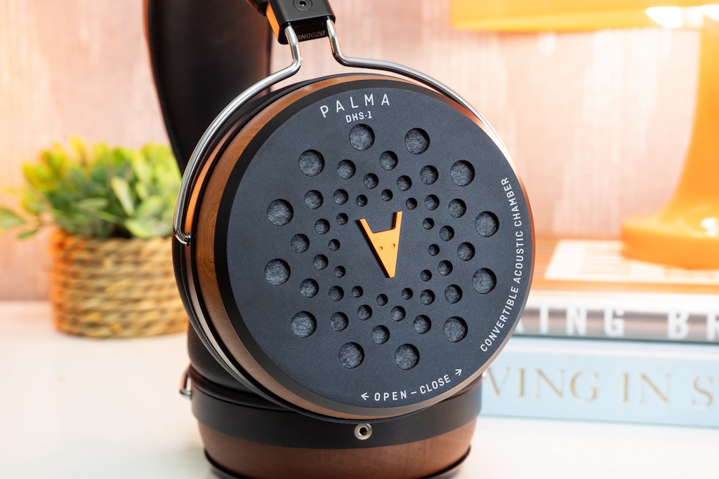 Im geschlossenen Betrieb sind die Durchbrüche der Muscheln blockiert. Der Kopfhörer schottet nun gegen Umweltgeräusche ab.