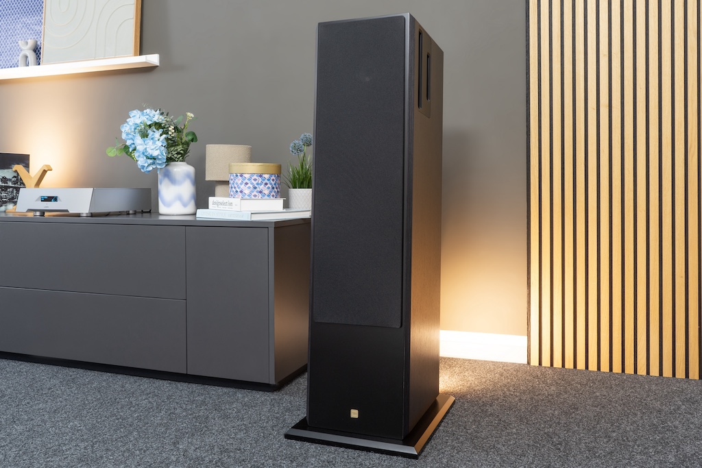 Die mitgelieferte Blende lässt den frontalen Koax-Treiber optisch verschwinden. So wird der monochrom-monolithische Charakter der Saranna nochmals intensiviert.