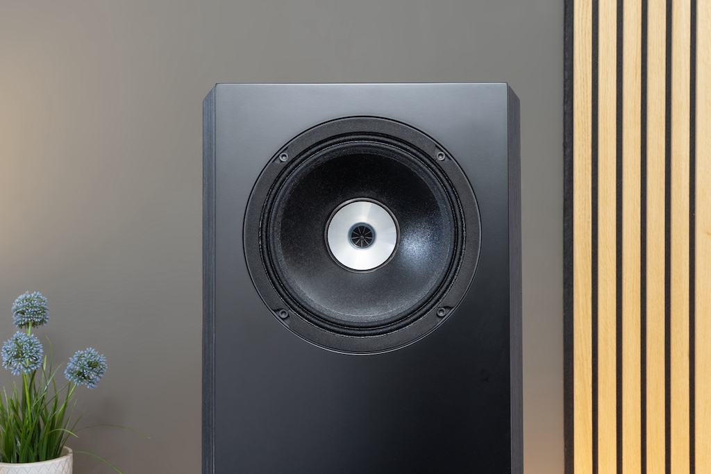 Das koaxiales Chassis agiert als Breitbänder, schallwandelt von 20 Kilohertz bis 150 Herz und deckt somit weitgehend den hörbaren Frequenzbereich ab. Die Höhen und Mitten liefert der zentrale horngeladener Polymer-Kompressionstreiber. Die Mitten übernimmt ein Acht-Zoll-Konustreiber mit beschichteter Papiermembran.