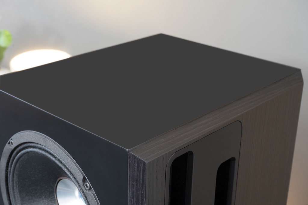 Die Saranna in der „Fade To Black“-Version: Das makellose, tiefschwarze Satin-Finish des dickwandigen Korpus und die mit schwarzem Holzfurnier bekleideten Seiten-Paneele verleihen dem Lautsprecher eine hochwertige Anmutung.