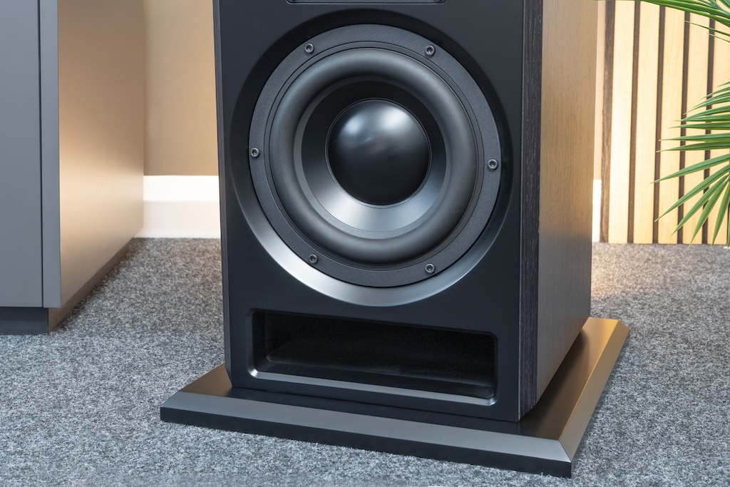 Der untere der beiden Tieftöner: Im Verbund bieten die beiden 20-Zentimeter-Woofer eine große resultierende Membranfläche. Das trägt ebenso zur Bass-Potenz bei wie ihre hohe Auslenkfähigkeit. Auch die Bassreflexabstimmung mit tief abgestimmtem Port dient der Tiefton-Kräftigung. Der Port ist extra groß dimensioniert, um Strömungsgeräusche und Verzerrungen zu minimieren.