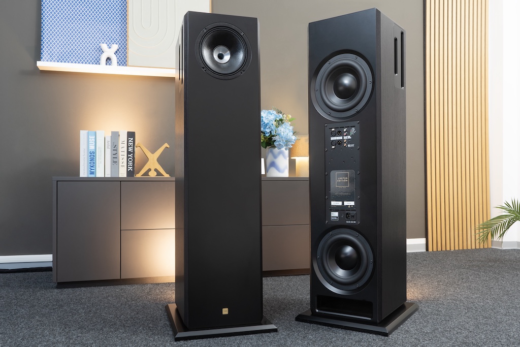 Trotz ihres großen Gehäusevolumens wirkt die Saranna von vorne geradezu schlank. Die Rückansicht mit den beiden Tieftönern lässt sie schon wuchtiger wirken. Hier thront die Saranna auf der mitgelieferten Basis, die die Standfestigkeit erhöht. Sie kann aber auch ohne diese Bodenplatte aufgestellt werden.