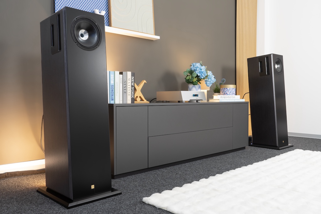 Die Sigberg Saranna wirkt dank des gelungenen Designs und der sanften Neigung des Korpus ebenso imposanten wie schlank und elegant.