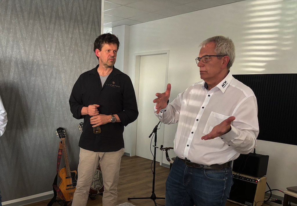 Volker Reichert von ACM Premium Audio (rechts) und Chefentwickler Jens Wietschorke von Lyravox (links) begrüßen die Teilnehmer des TechTalk14.
