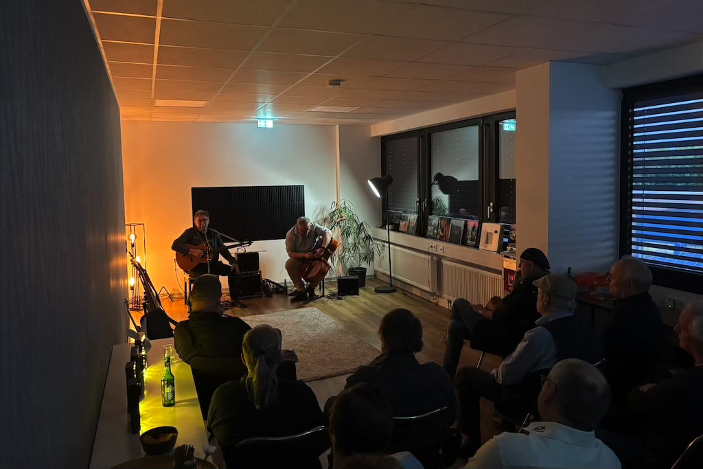 Wolfgang Bernreuther und Götz Kelling-Urban spielten in stimmungsvoller Atmosphäre ein begeisterndes Konzert.