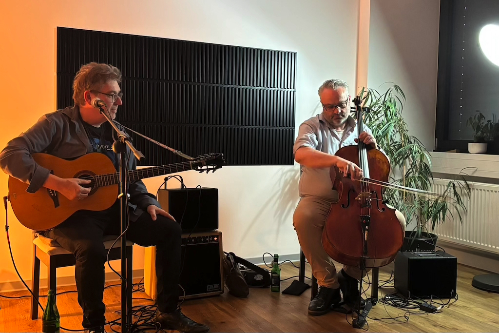 Cellist Götz Kelling-Urban lieferte die sonore Begleitung, aber ebenso solistische Kontrapunkte zu Wolfgang Bernreuthers Gitarrenspiel und Gesang.