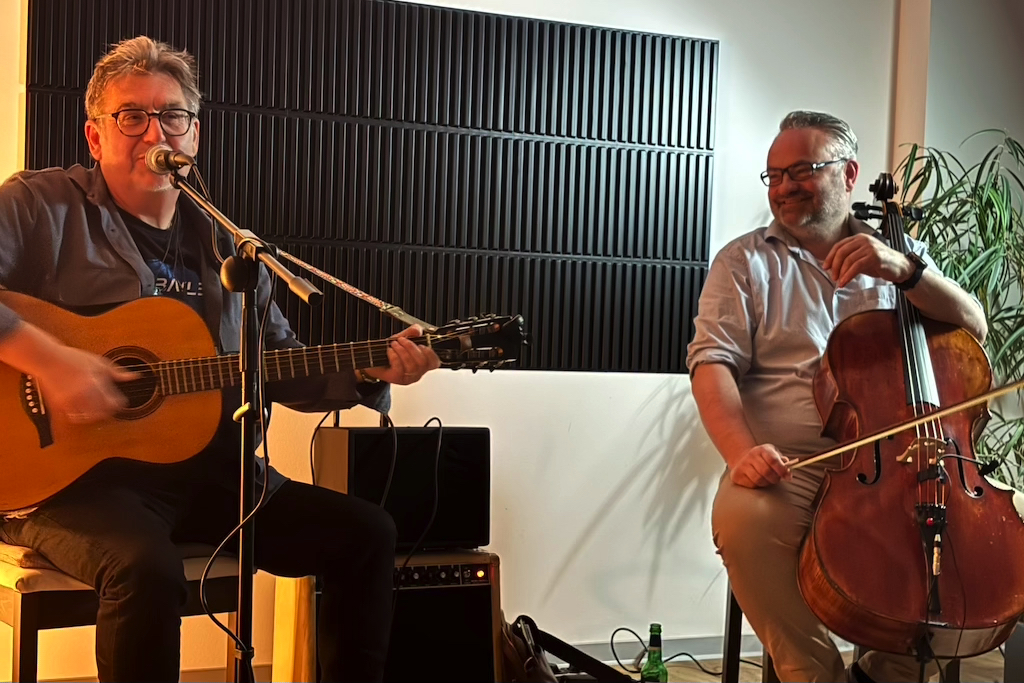 Der Blues-Gitarrist Wolfgang Bernreuther (links) und der Cellist Götz Kelling-Urban (links) sorgten mit ihrem Konzert für die Live-Musik-Premiere im lite-Magazin.