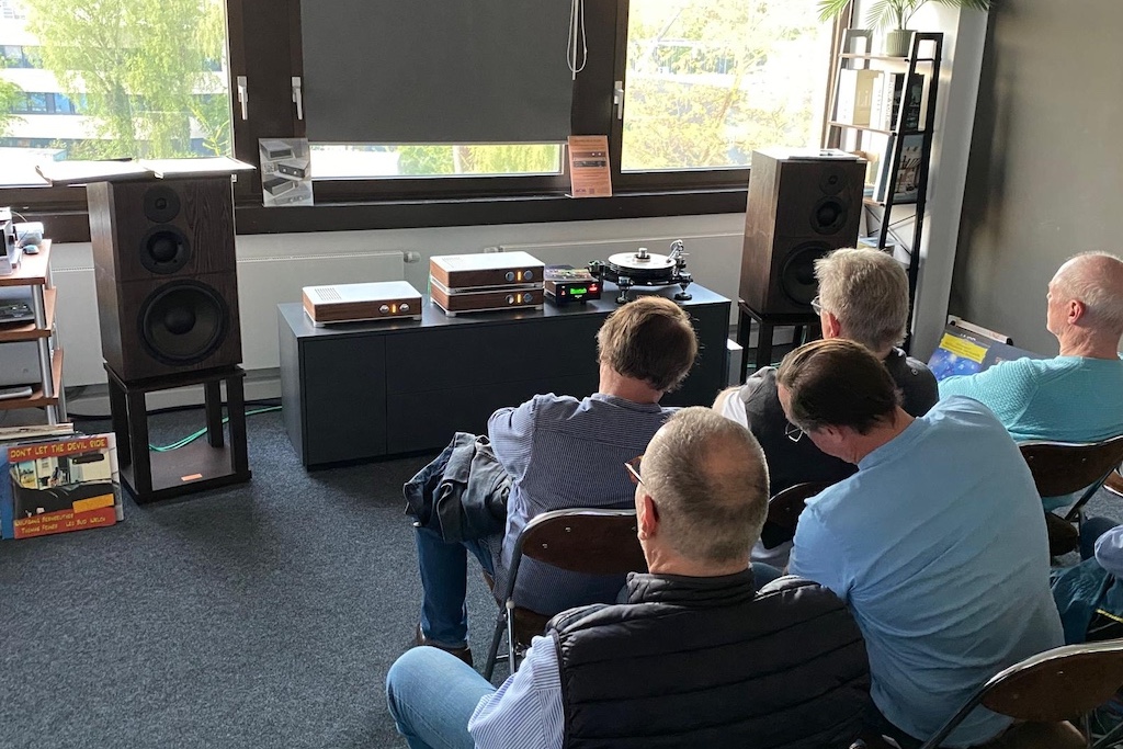 Im zweiten Hörraum präsentierte ACM die Atalante 5 Grand Réserve von Revival Audio vor. Auch dies war ein exklusives Event, denn dieser Lautsprecher ist auf 300 Paare limitiert.