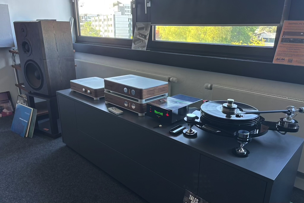Die zuspielende Audio-Elektronik war ebenfalls vom Feinsten: Hier spielen der Plattenspieler Muarah MT-2 mit dem MC-Tonabnehmer ACM „WOOD“, die Muarah PSC-Motorsteuerung mit der elektronischen Plattenklemme IntelliClamp und die Frankie-Vor-/ Endstufen-Kombination von Serblin & Son.