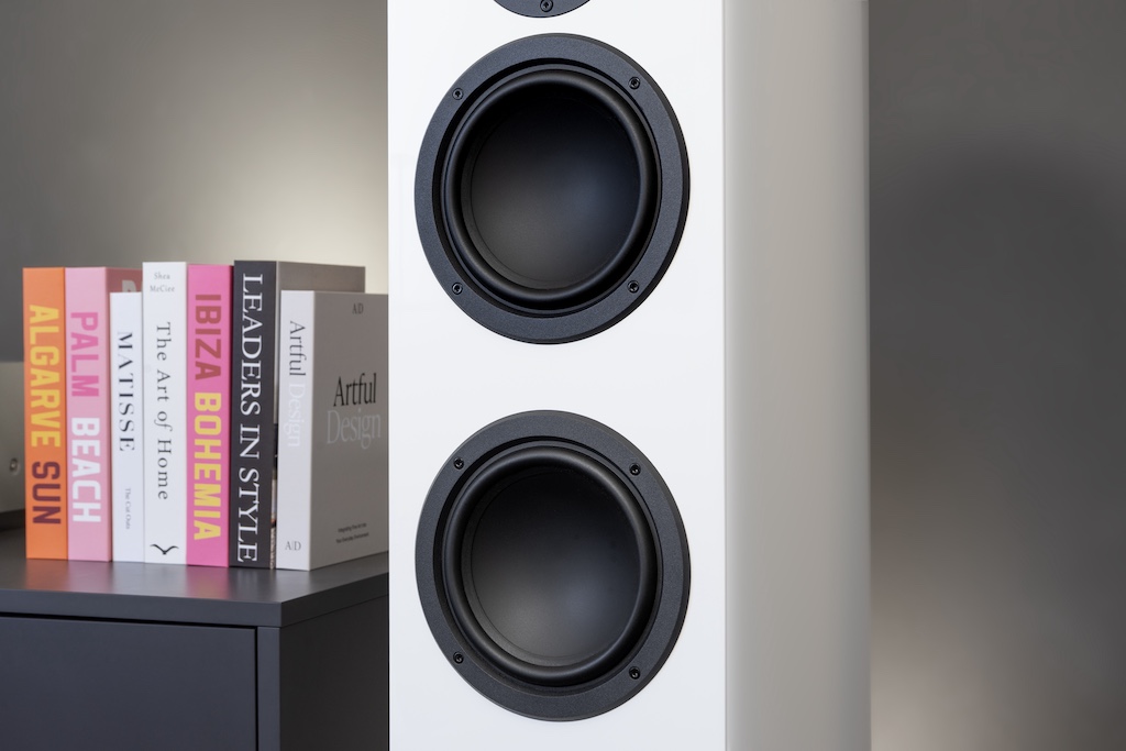 Für Mitten und Bässe kommt der gleiche neue XPulse-Woofer mit schwarzer Alu-Membran zum Zuge – allerdings in verschiedenen Ausführungen, die an den Aufgabenbereich angepasst sind: Oben spielt der Mittetieftöner mit leichterer Membran und kräftigerem Antrieb auf ein geschlossenes Gehäuse-Volumen. Unten agiert der nur im Bass unterstützende Tieftöner mit schwererer Membran und schwächerem Antrieb innerhalb eines Bassreflex-Gehäuses.