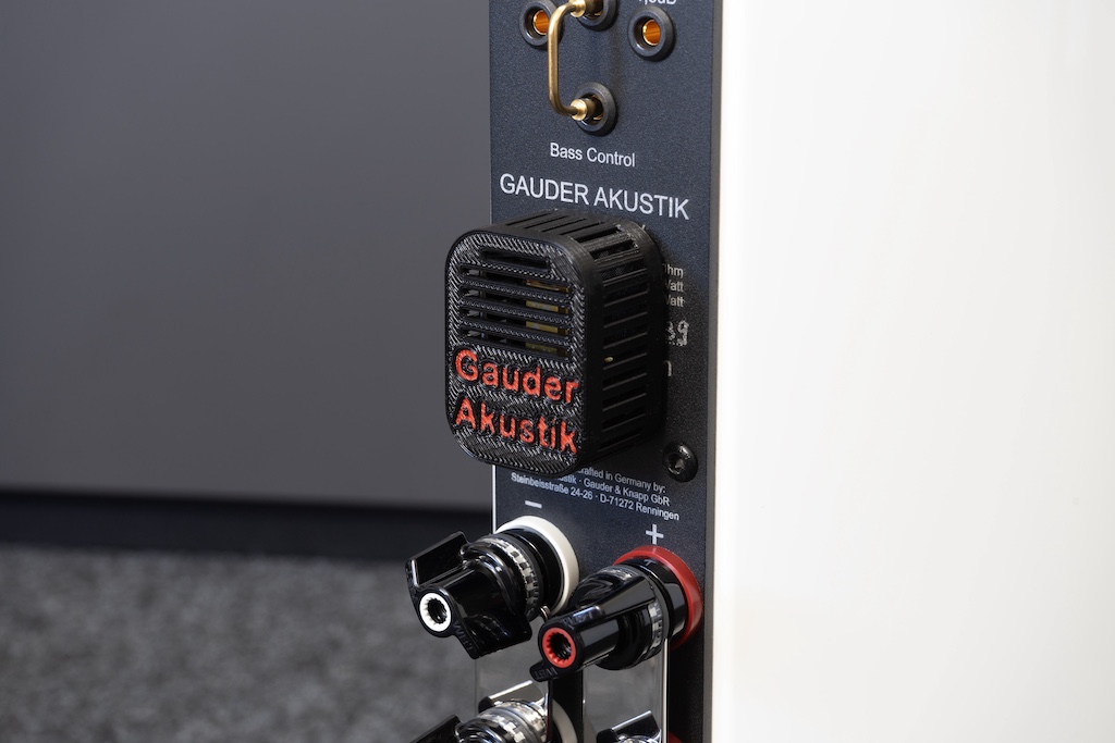 Hier ist der rote Stecker der Bass Extension gesteckt. Dies bewirkt im Frequenzbereich von 30 bis 70 Hertz eine moderate Kräftigung um ein Dezibel.