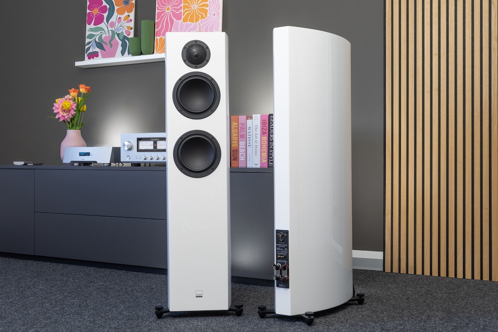 Frontal zeigt die Capello 80 DV ihre aufragende Schlankheit, seitlich und hinten präsentiert sie dann ihre geschwungene Eleganz – und zu allen Seiten glänzt sie mit einem sauber appliziertem Klavierlack.