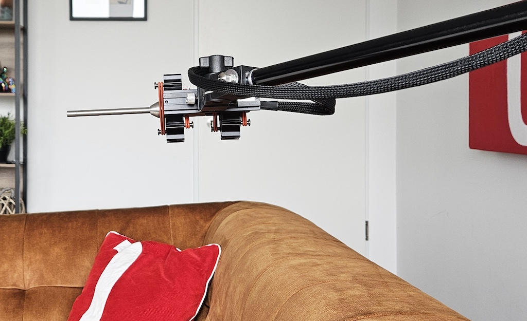 Das Mikrofon für die Einmessung. Mit ihr erreicht die Hummingbird ihre optimale Performance. Dabei wird jeder einzelne Lautsprecher an den Raum und den genauen Standort im Zimmer angepasst. So lassen sich Defizite des Raums ausgleichen – und so kann die Hummingbird in jedem Ambiente schallwandeln.