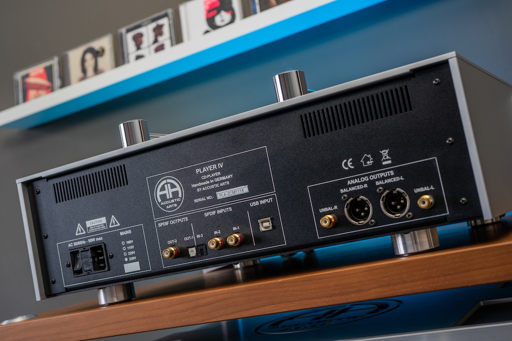 Der Player IV bietet zahlreiche Anschlussmöglichkeiten, durch die er auch als reiner DAC nutzbar ist: Die Eingangssektion punktet mit drei S/PDIF-Inputs und einen USB-Port. Die Ausgangs-Abteilung offeriert analog je einen unsymmetrischen Cinch- und einen symmetrischen XLR-Anschluss, hinzu kommen digital noch ein optischer und ein elektrischer S/PDIF Out.