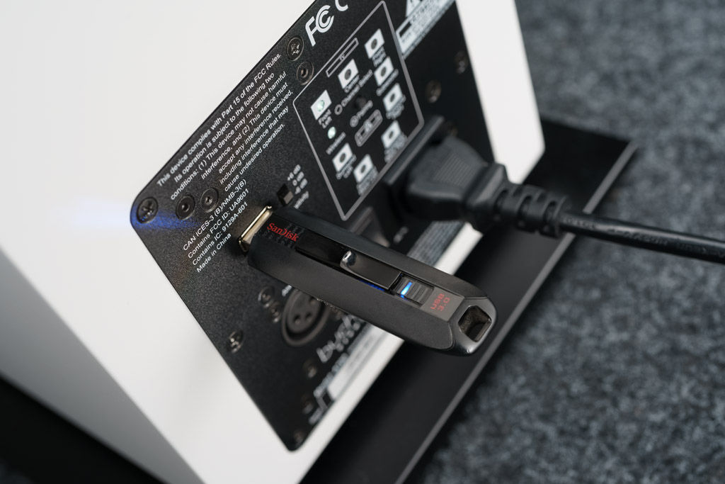 Die Sound-Presets werden via Stick über den USB-A-Port aufgespielt. Hierbei kann immer nur ein Preset eingespeist werden, welches das bisherige ablöst.