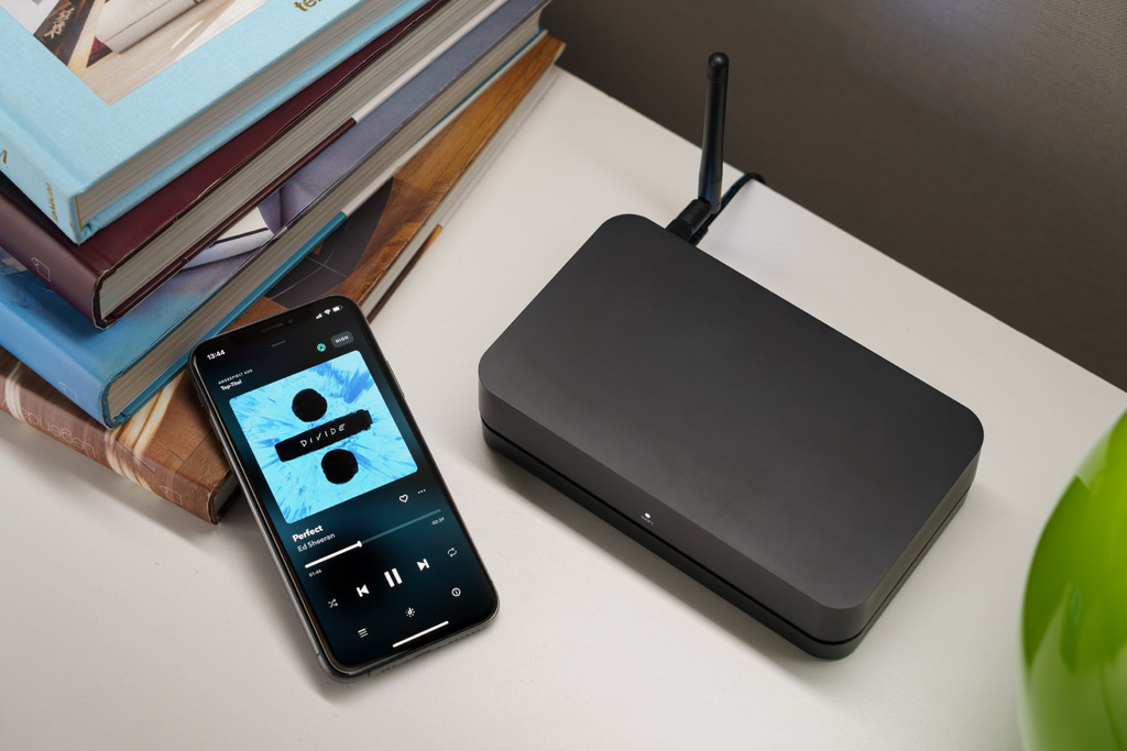 Der handliche Hub ist die Klangzentrale: Mit ihm gelingt einerseits das Wireless Streaming per WLAN, Bluetooth und AirPlay sowie die Einbindung der Musikdienste via Chromecast.