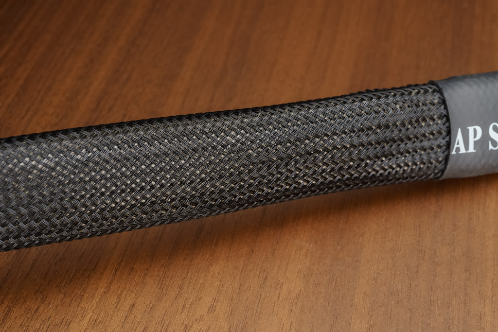 Das Silver Apex Speaker ist mit einem schwarzen Gewebeschlauch überzogen. Trotz seiner Robustheit ist eher flexibel. Auch das trägt zu der hohen Biegsamkeit bei, die die Handhabung und das Verlegen leicht macht – eine fast seltene Eigenschaft bei High End-Kabeln, die zumeist ziemlich starr und steif sind.